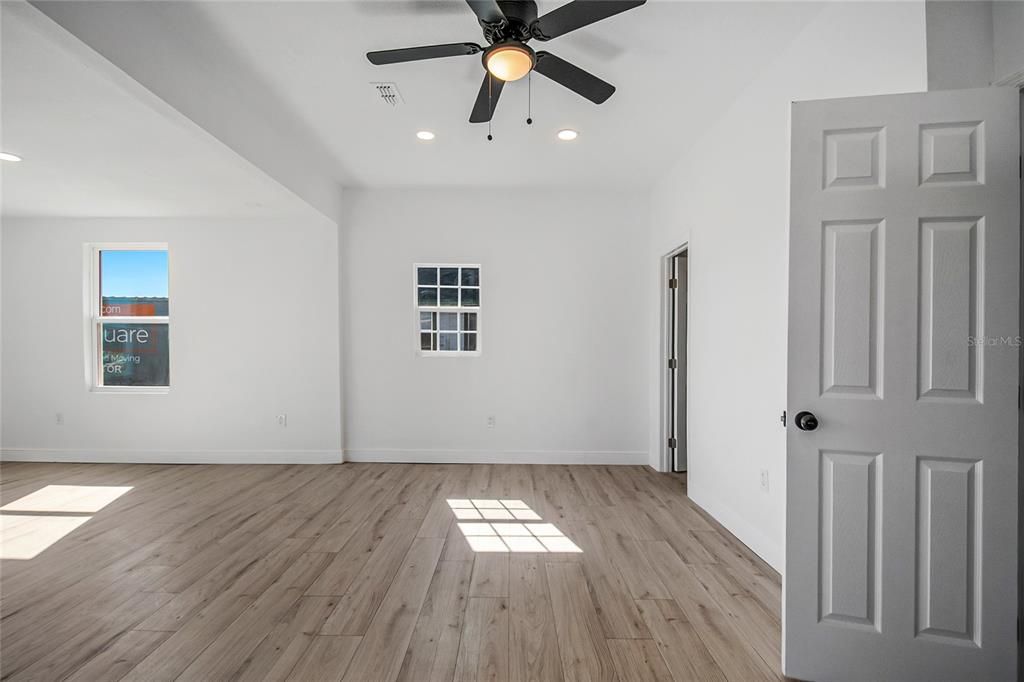 На продажу: $210,000 (2 спален, 2 ванн, 912 Квадратных фут)