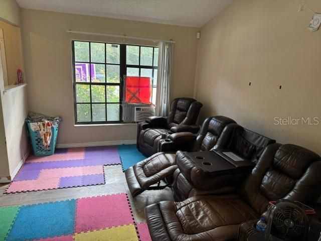 合同活跃: $199,000 (3 贝兹, 2 浴室, 1280 平方英尺)