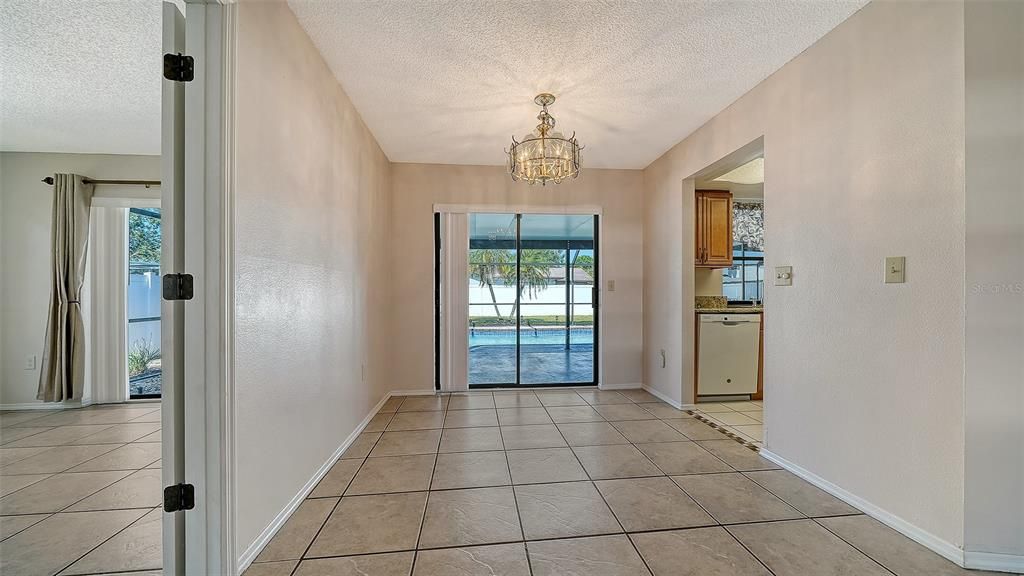 合同活跃: $425,000 (3 贝兹, 2 浴室, 1542 平方英尺)