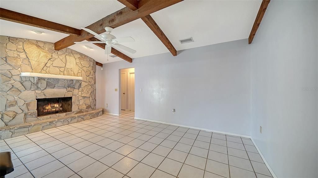 合同活跃: $425,000 (3 贝兹, 2 浴室, 1542 平方英尺)