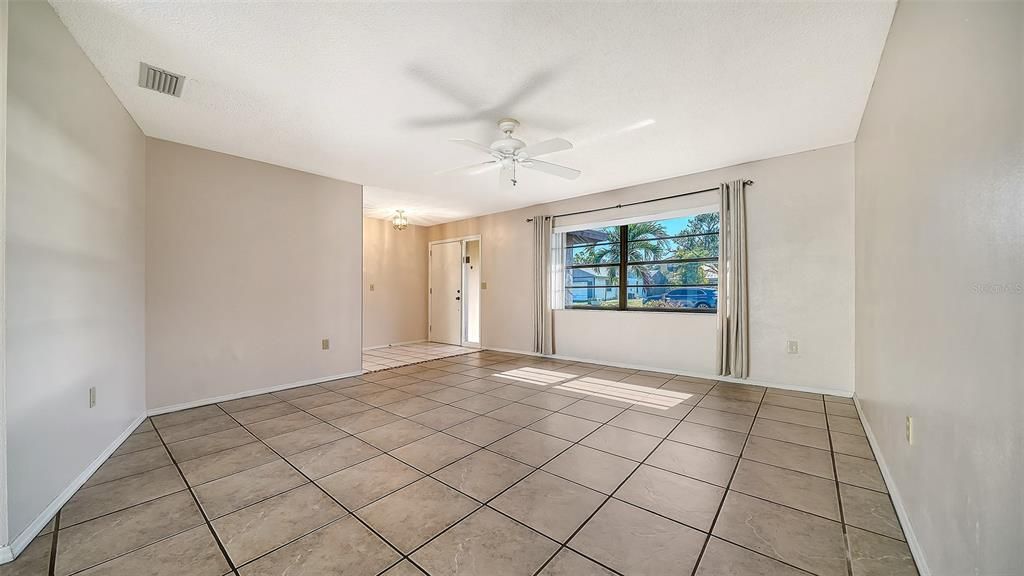 合同活跃: $425,000 (3 贝兹, 2 浴室, 1542 平方英尺)