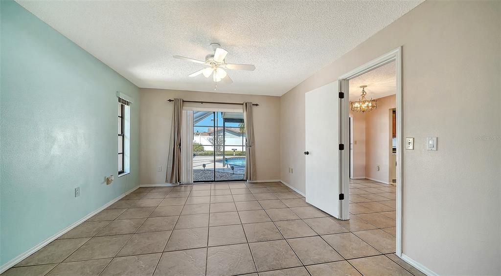 合同活跃: $425,000 (3 贝兹, 2 浴室, 1542 平方英尺)