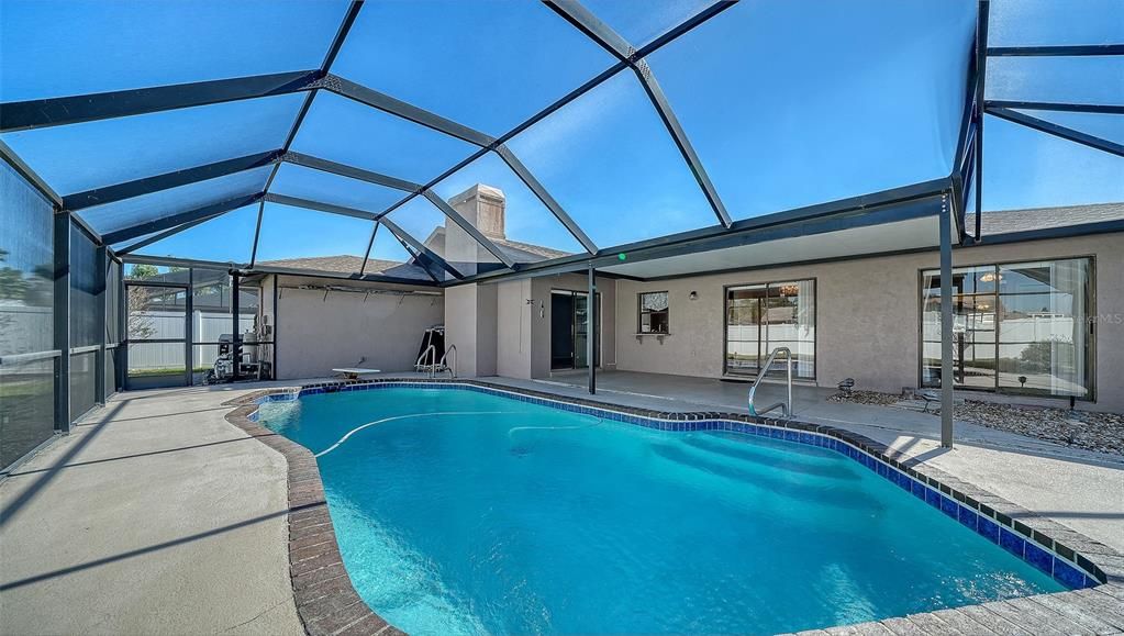 合同活跃: $425,000 (3 贝兹, 2 浴室, 1542 平方英尺)