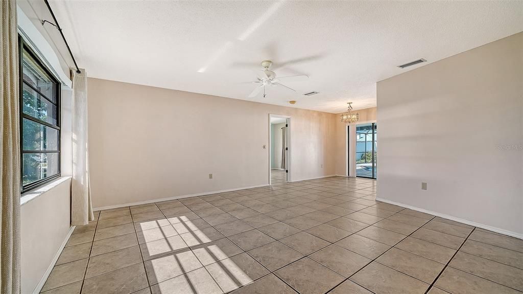 合同活跃: $425,000 (3 贝兹, 2 浴室, 1542 平方英尺)