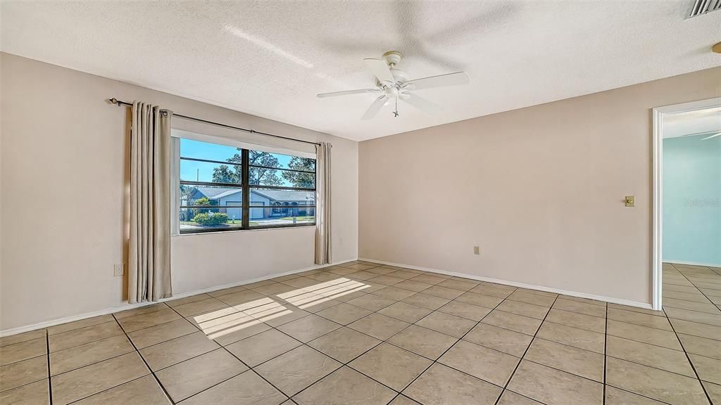 合同活跃: $425,000 (3 贝兹, 2 浴室, 1542 平方英尺)