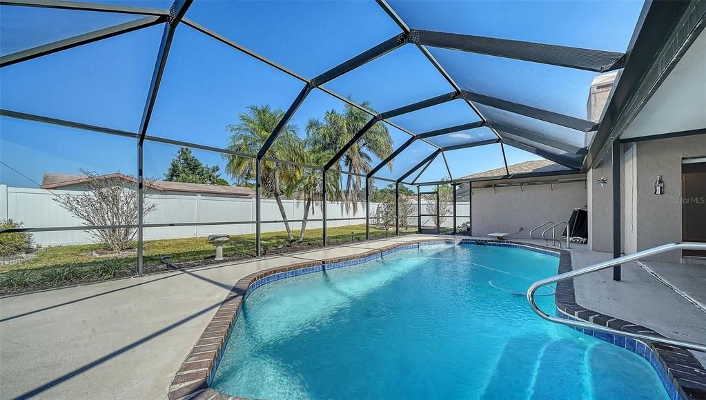 合同活跃: $425,000 (3 贝兹, 2 浴室, 1542 平方英尺)