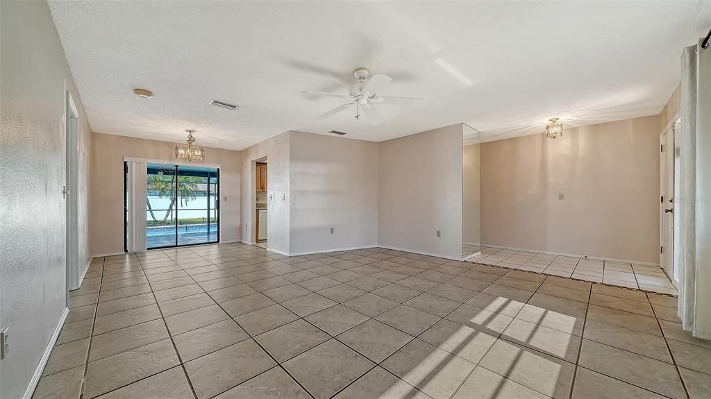 合同活跃: $425,000 (3 贝兹, 2 浴室, 1542 平方英尺)