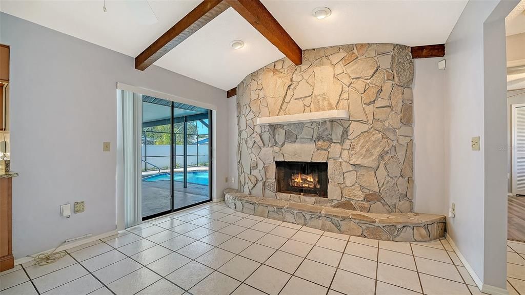 合同活跃: $425,000 (3 贝兹, 2 浴室, 1542 平方英尺)