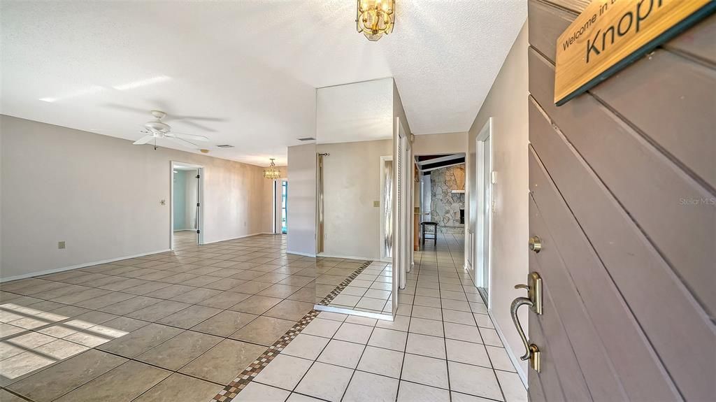 合同活跃: $425,000 (3 贝兹, 2 浴室, 1542 平方英尺)