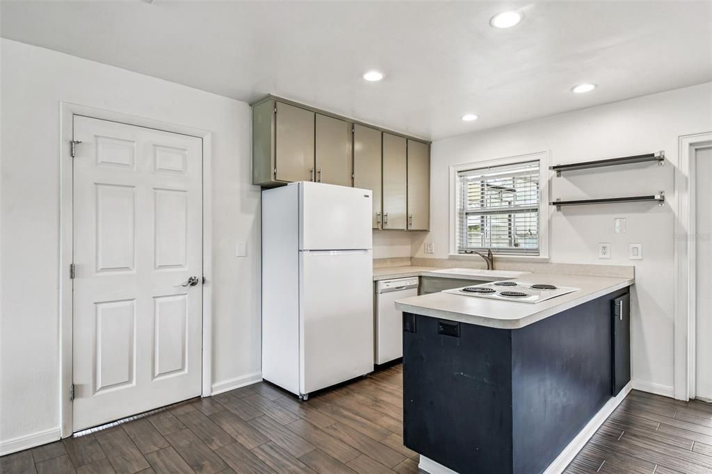 Active With Contract: $339,000 (2 beds, 2 baths, 948 Square Feet)