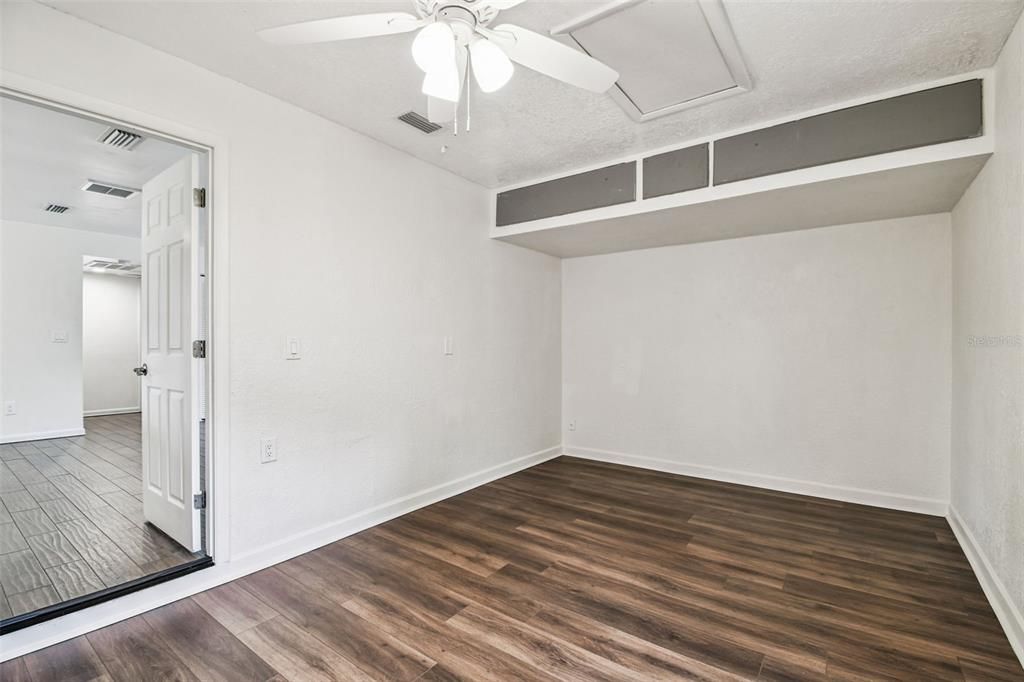 Active With Contract: $339,000 (2 beds, 2 baths, 948 Square Feet)