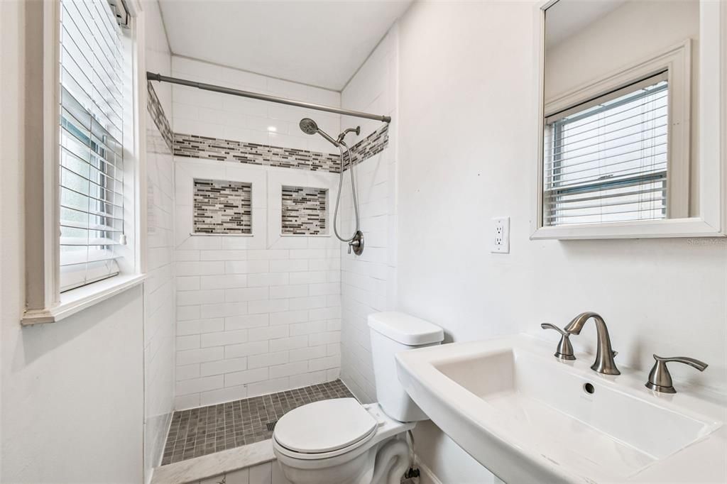 Active With Contract: $339,000 (2 beds, 2 baths, 948 Square Feet)