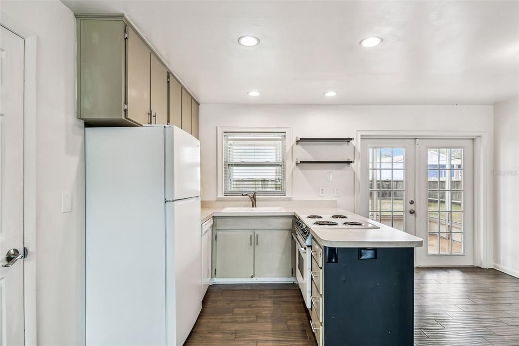 Active With Contract: $339,000 (2 beds, 2 baths, 948 Square Feet)