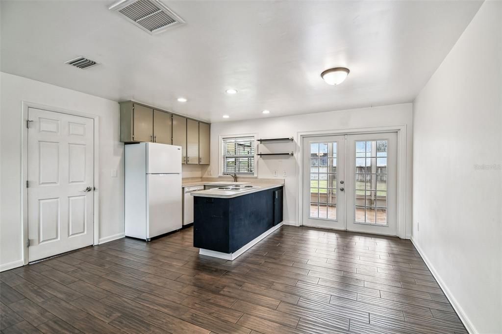 Active With Contract: $339,000 (2 beds, 2 baths, 948 Square Feet)