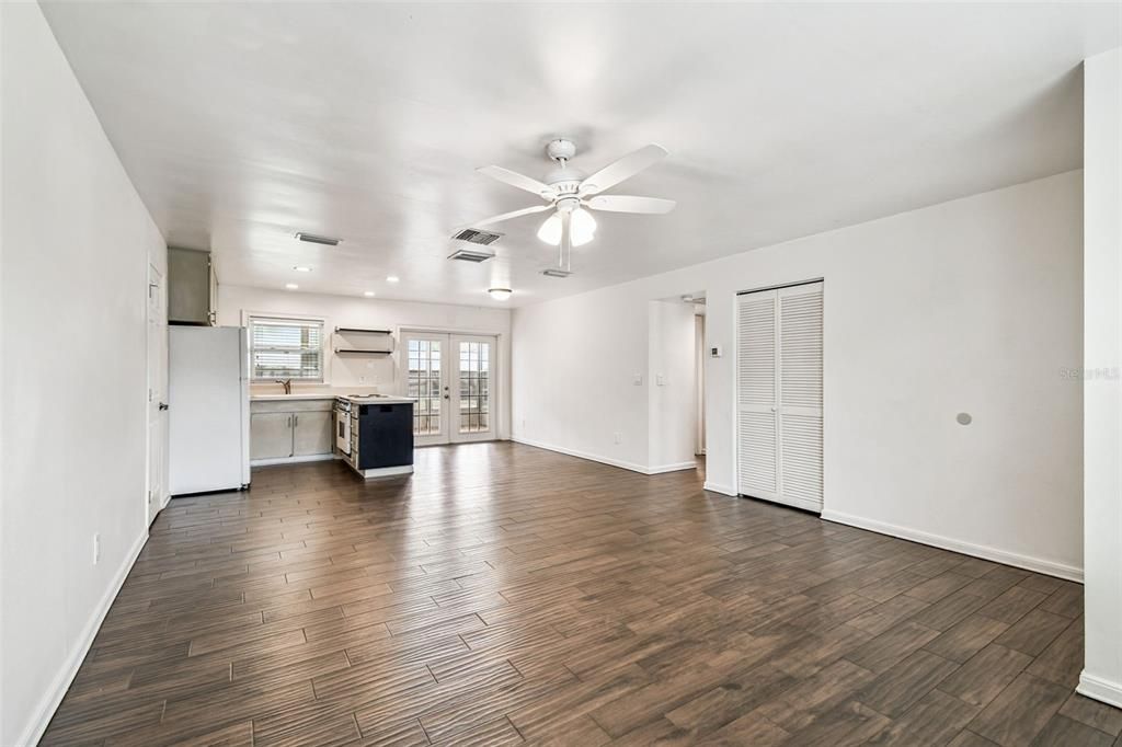 Active With Contract: $339,000 (2 beds, 2 baths, 948 Square Feet)