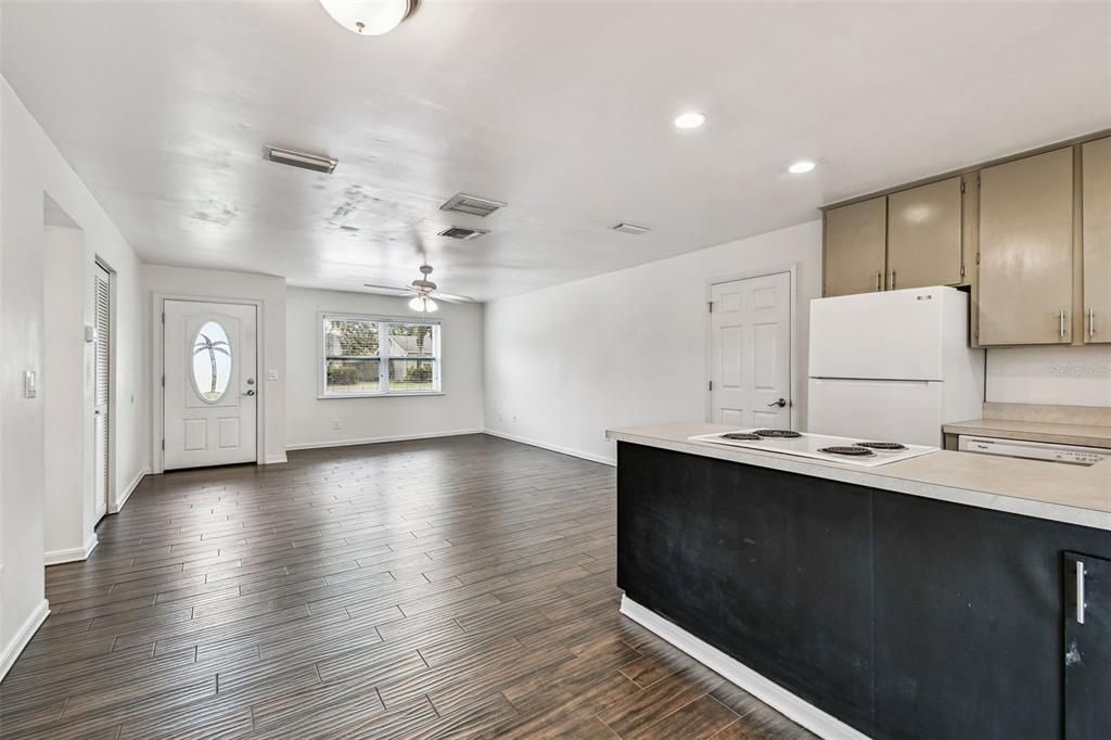 Active With Contract: $339,000 (2 beds, 2 baths, 948 Square Feet)