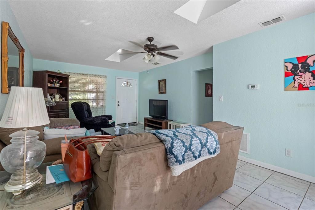 На продажу: $400,000 (2 спален, 2 ванн, 1214 Квадратных фут)