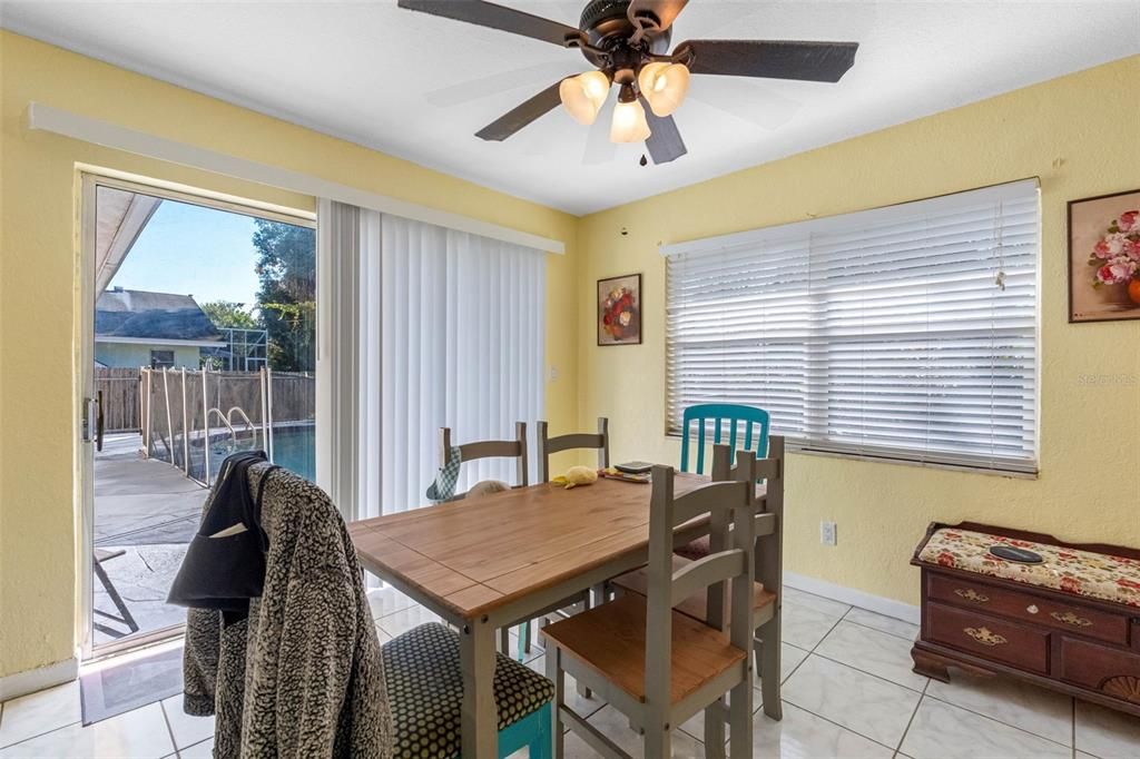 На продажу: $400,000 (2 спален, 2 ванн, 1214 Квадратных фут)