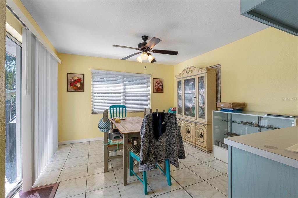 На продажу: $400,000 (2 спален, 2 ванн, 1214 Квадратных фут)