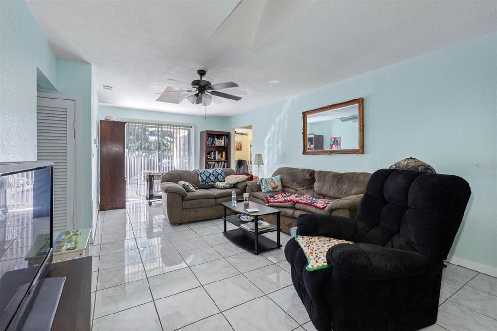 На продажу: $400,000 (2 спален, 2 ванн, 1214 Квадратных фут)