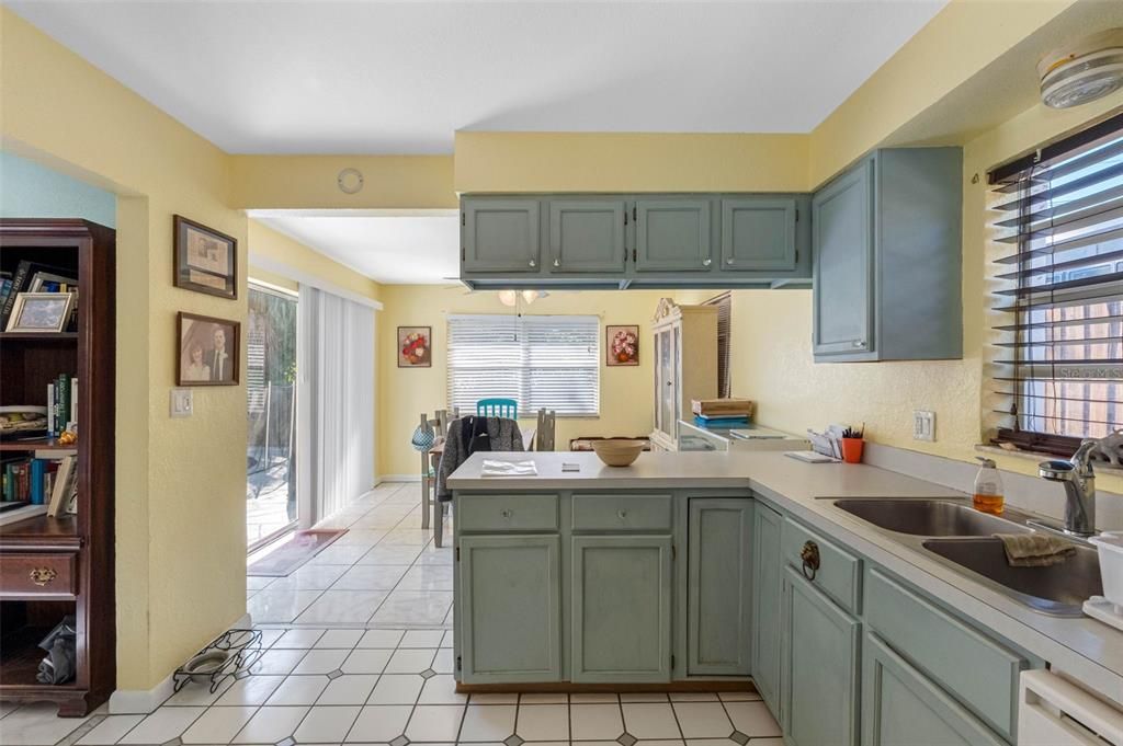 На продажу: $400,000 (2 спален, 2 ванн, 1214 Квадратных фут)