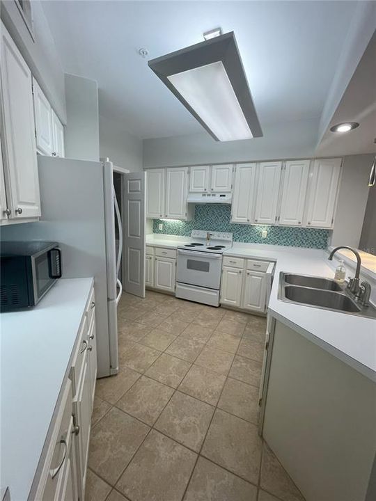 For Rent: $1,950 (1 beds, 1 baths, 964 Square Feet)