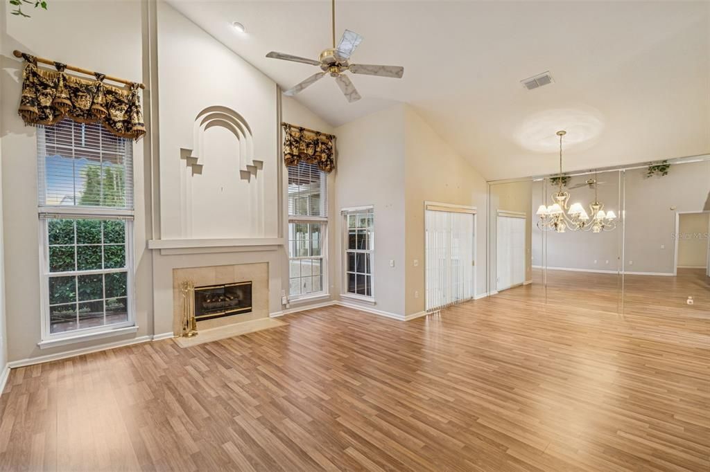 出租: $3,150 (3 贝兹, 2 浴室, 2074 平方英尺)