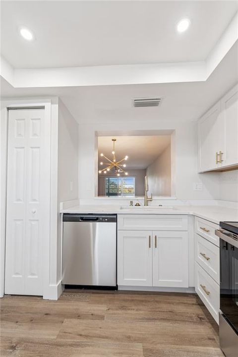 待售: $239,900 (2 贝兹, 1 浴室, 1085 平方英尺)