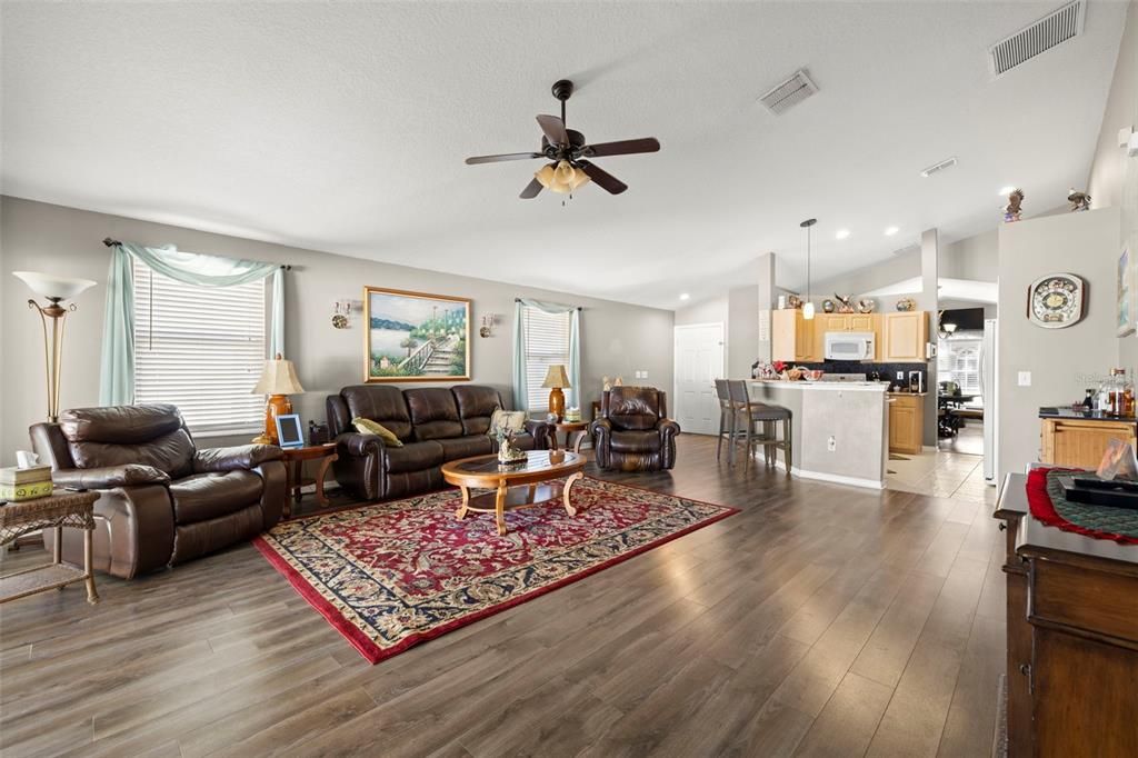 На продажу: $394,900 (3 спален, 2 ванн, 1650 Квадратных фут)