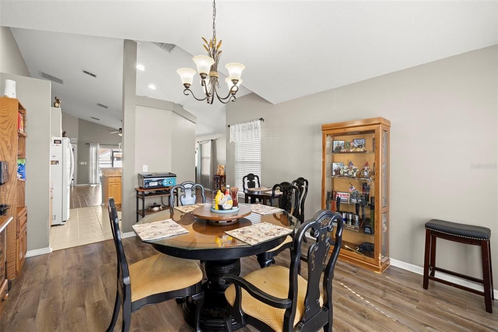 На продажу: $394,900 (3 спален, 2 ванн, 1650 Квадратных фут)