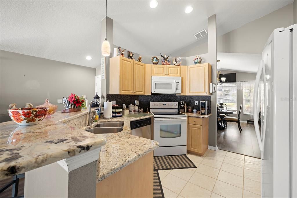 На продажу: $394,900 (3 спален, 2 ванн, 1650 Квадратных фут)