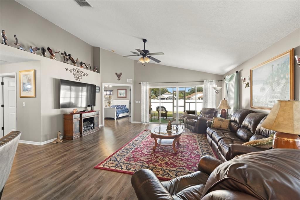 На продажу: $394,900 (3 спален, 2 ванн, 1650 Квадратных фут)