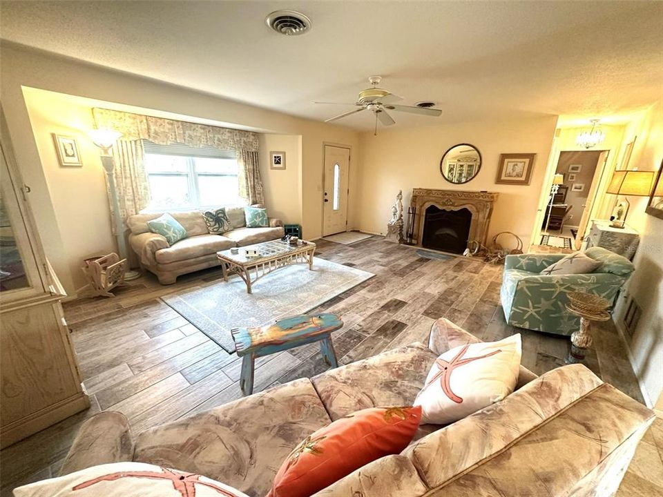 En Venta: $320,000 (2 camas, 2 baños, 1493 Pies cuadrados)