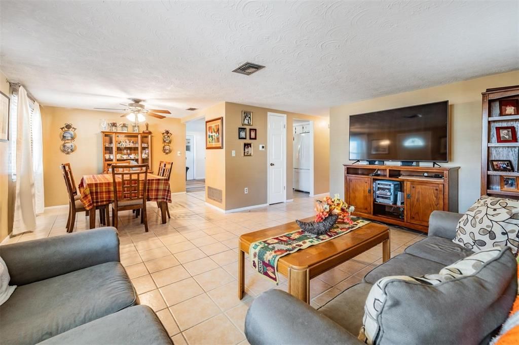 En Venta: $243,000 (2 camas, 2 baños, 1368 Pies cuadrados)