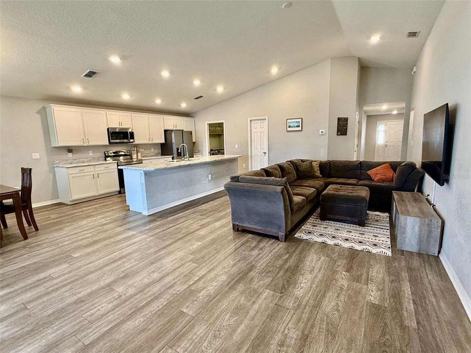 For Sale: $319,900 (3 beds, 2 baths, 2035 Square Feet)