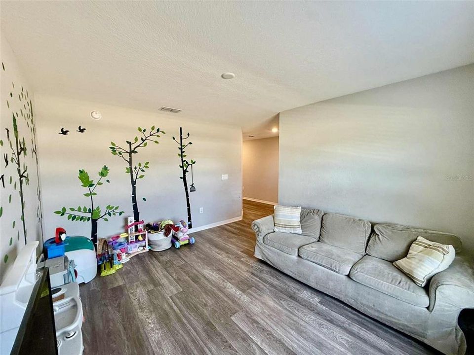 For Sale: $319,900 (3 beds, 2 baths, 2035 Square Feet)