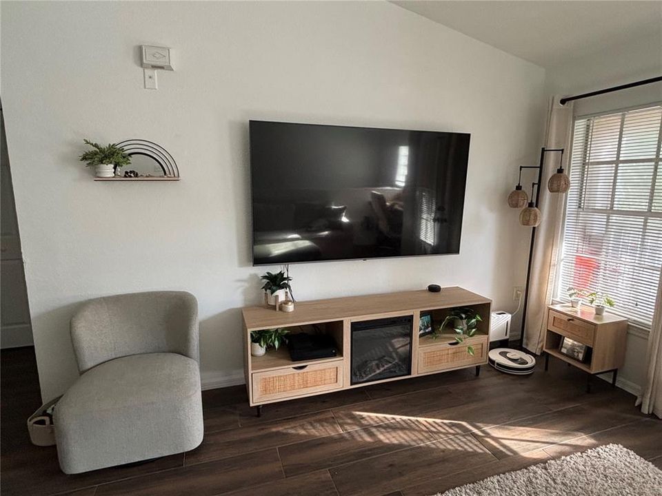 For Rent: $1,800 (1 beds, 1 baths, 752 Square Feet)