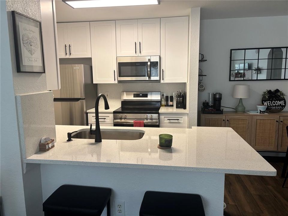 For Rent: $1,800 (1 beds, 1 baths, 752 Square Feet)