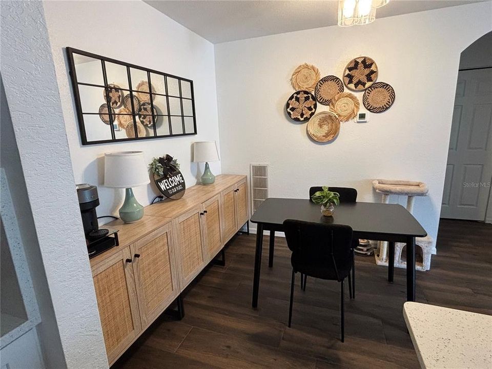 For Rent: $1,800 (1 beds, 1 baths, 752 Square Feet)