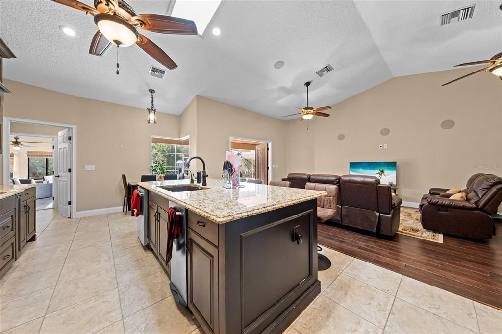 待售: $799,900 (4 贝兹, 2 浴室, 2380 平方英尺)