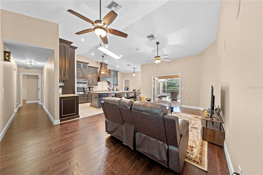 待售: $799,900 (4 贝兹, 2 浴室, 2380 平方英尺)