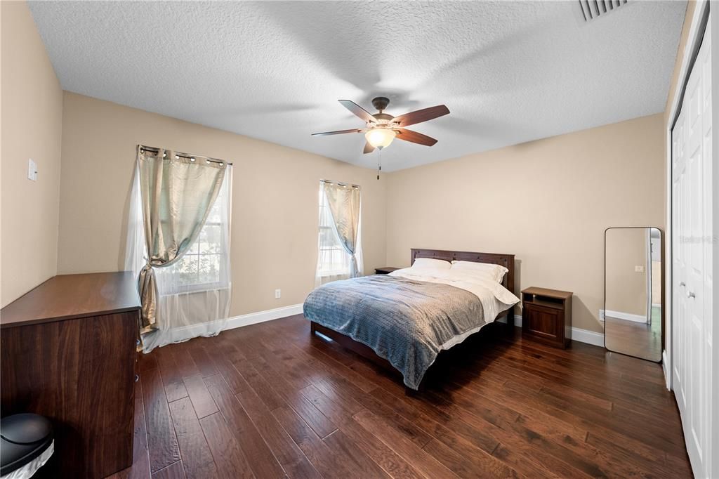 待售: $799,900 (4 贝兹, 2 浴室, 2380 平方英尺)