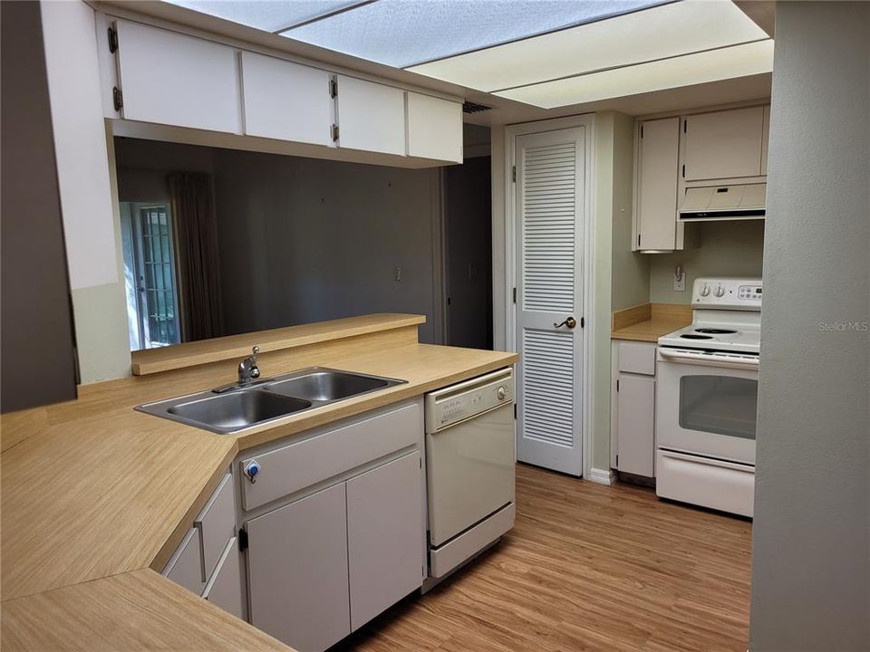 На продажу: $215,000 (2 спален, 2 ванн, 1293 Квадратных фут)