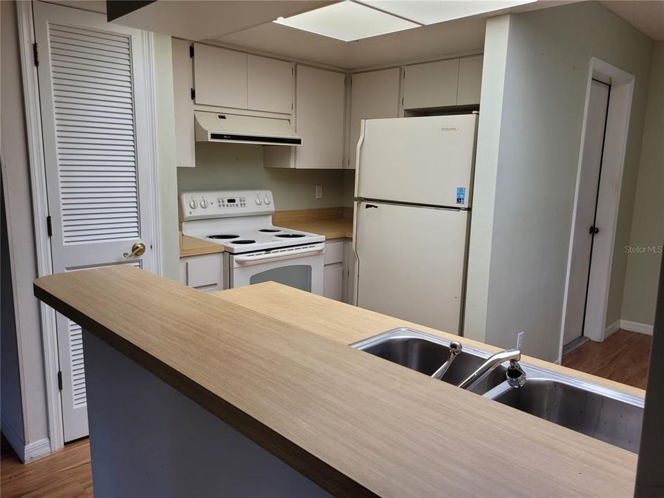 На продажу: $215,000 (2 спален, 2 ванн, 1293 Квадратных фут)