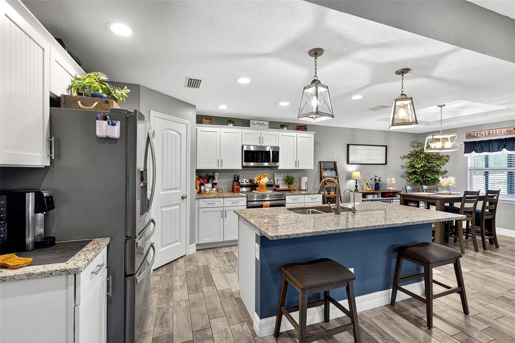 Под контрактом: $449,900 (3 спален, 2 ванн, 1636 Квадратных фут)