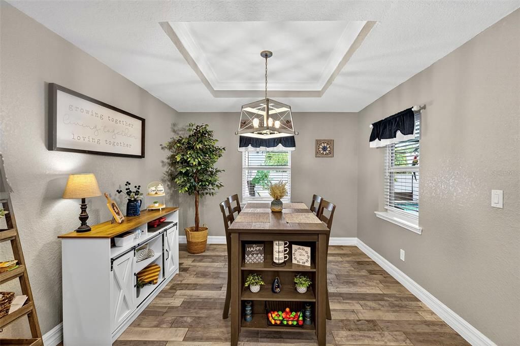 Под контрактом: $449,900 (3 спален, 2 ванн, 1636 Квадратных фут)