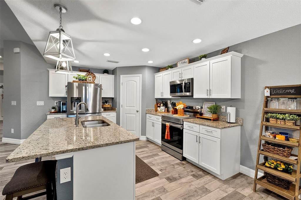 Под контрактом: $449,900 (3 спален, 2 ванн, 1636 Квадратных фут)