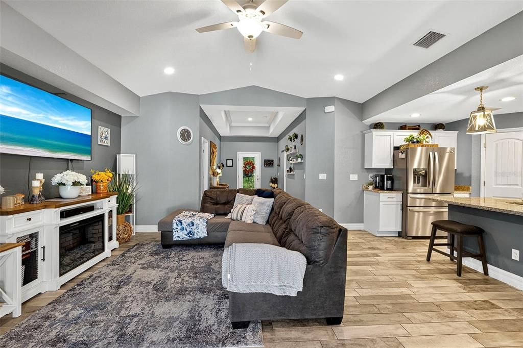 Под контрактом: $449,900 (3 спален, 2 ванн, 1636 Квадратных фут)