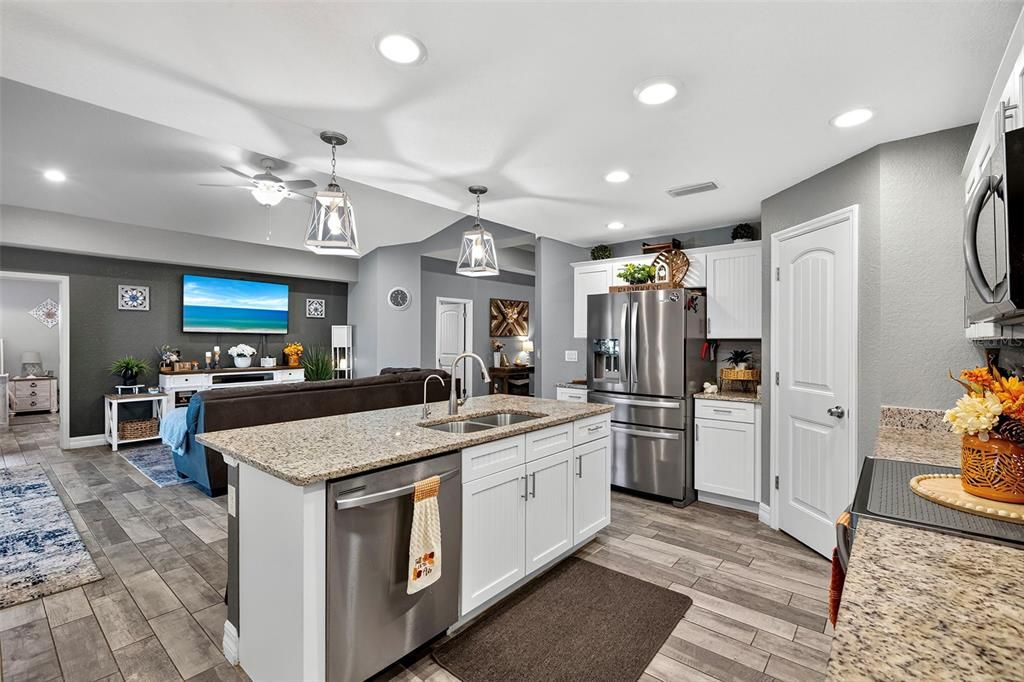 Под контрактом: $449,900 (3 спален, 2 ванн, 1636 Квадратных фут)