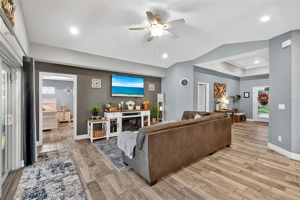 Под контрактом: $449,900 (3 спален, 2 ванн, 1636 Квадратных фут)